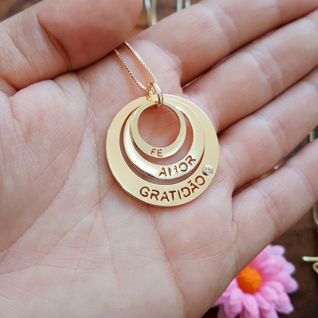 Colar Longo Life Círculos Fé, Amor e Gratidão Folheado a Ouro 18k