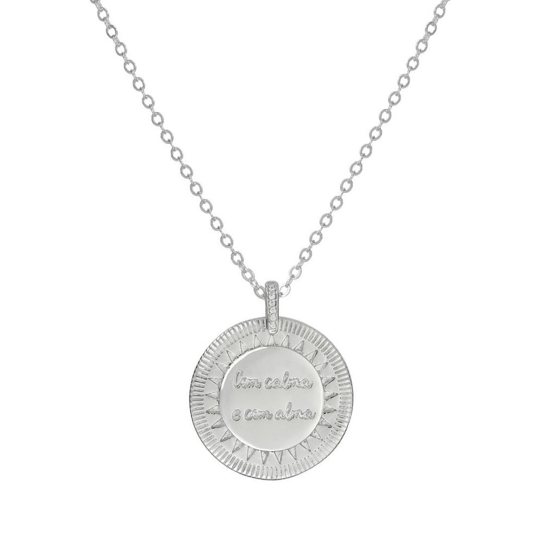 Colar Longo Medalha Vintage com Calma e com Alma Folheado em Ródio Branco