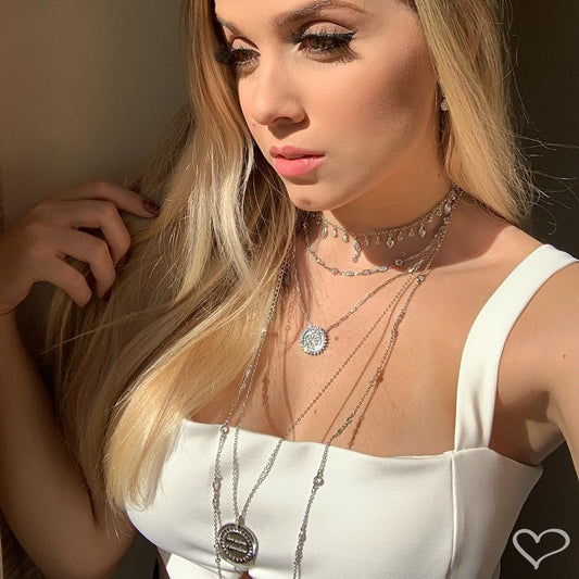 Colar Longo Medalha Vintage com Calma e com Alma Folheado em Ródio Branco