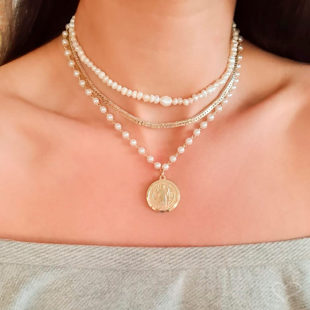 Choker Medalha São Bento Pérolas Folheado a Ouro 18k