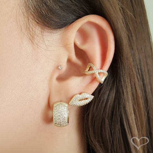 Brinco de Argola Larga Ayla Cravejado em Zircônia Cristal Folheado a Ouro 18k