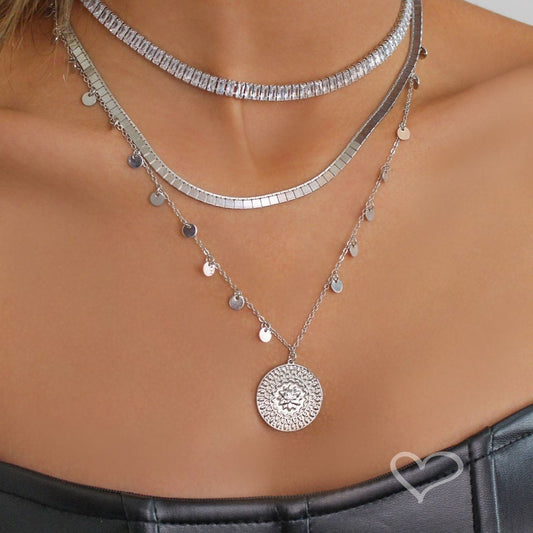 Colar Feminino Medalha Flor de Lótus Cresça Evolua Floresça Folheado em Ródio Branco