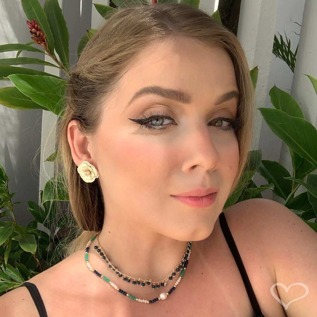 Brinco Piuka Flor Peônia Off White