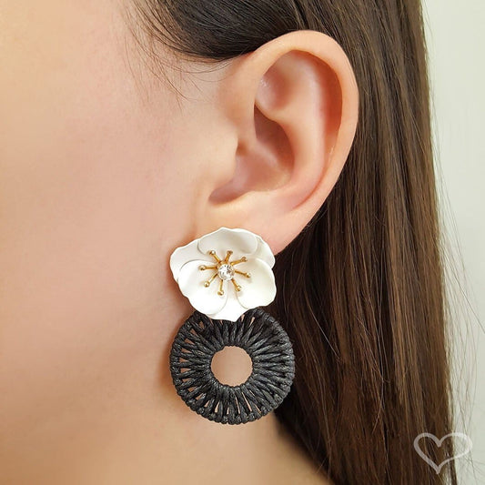 Brinco de Flor Azaléia Branco e Preto