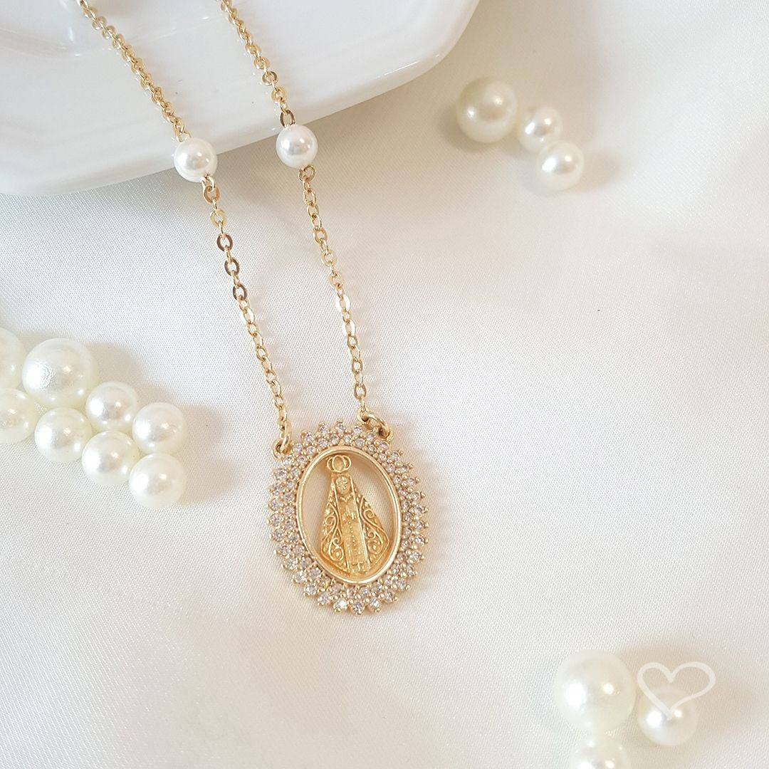 Colar Piuka Medalha Nossa Senhora Aparecida Zircônias e Pérolas Folheado a Ouro 18k
