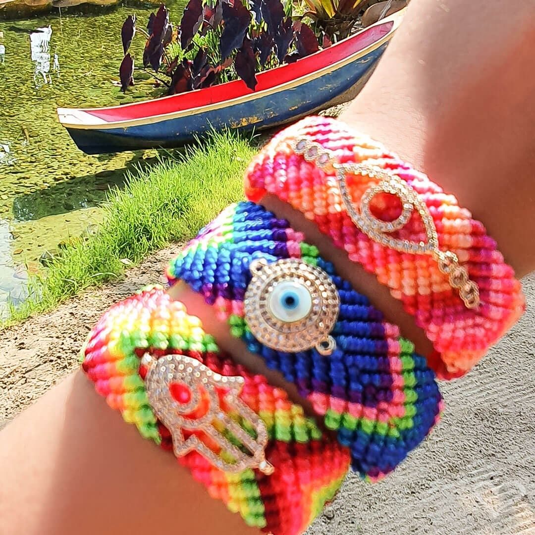 Pulseira Ajustável Olho Grego Macramê Tons de Azul Madrepérola Zircônias Danna