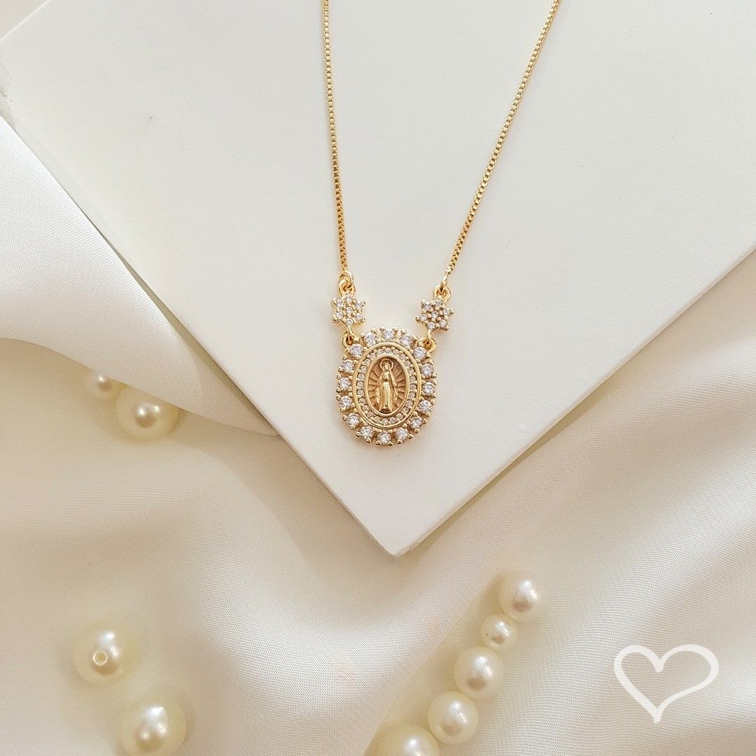 Colar Piuka Medalha Oval Pequena Nossa Senhora das Graças Zircônias Folheado a Ouro 18k