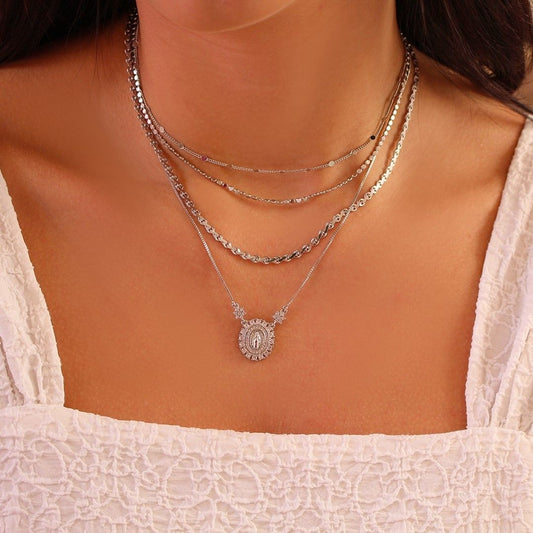 Colar Piuka Medalha Oval Pequena Nossa Senhora das Graças Zircônias Folheado em Ródio Branco