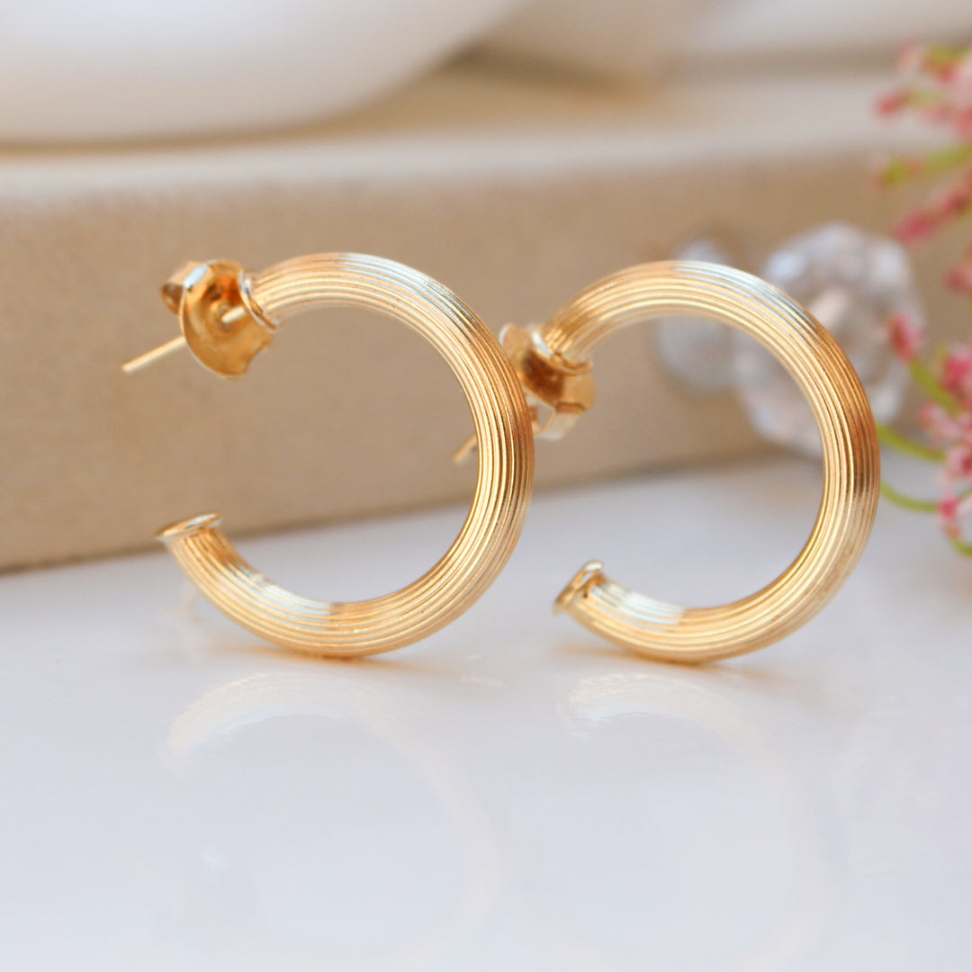 Brinco Piuka Argola Tubo Araine Filetes Folheado a Ouro 18k