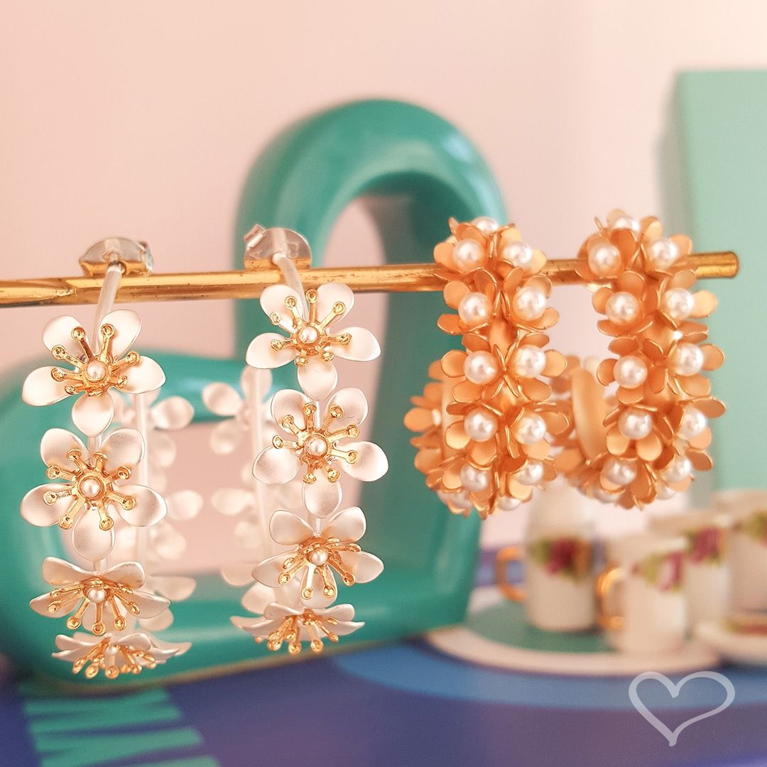 Brinco de Argola Flor Lirís Dourado