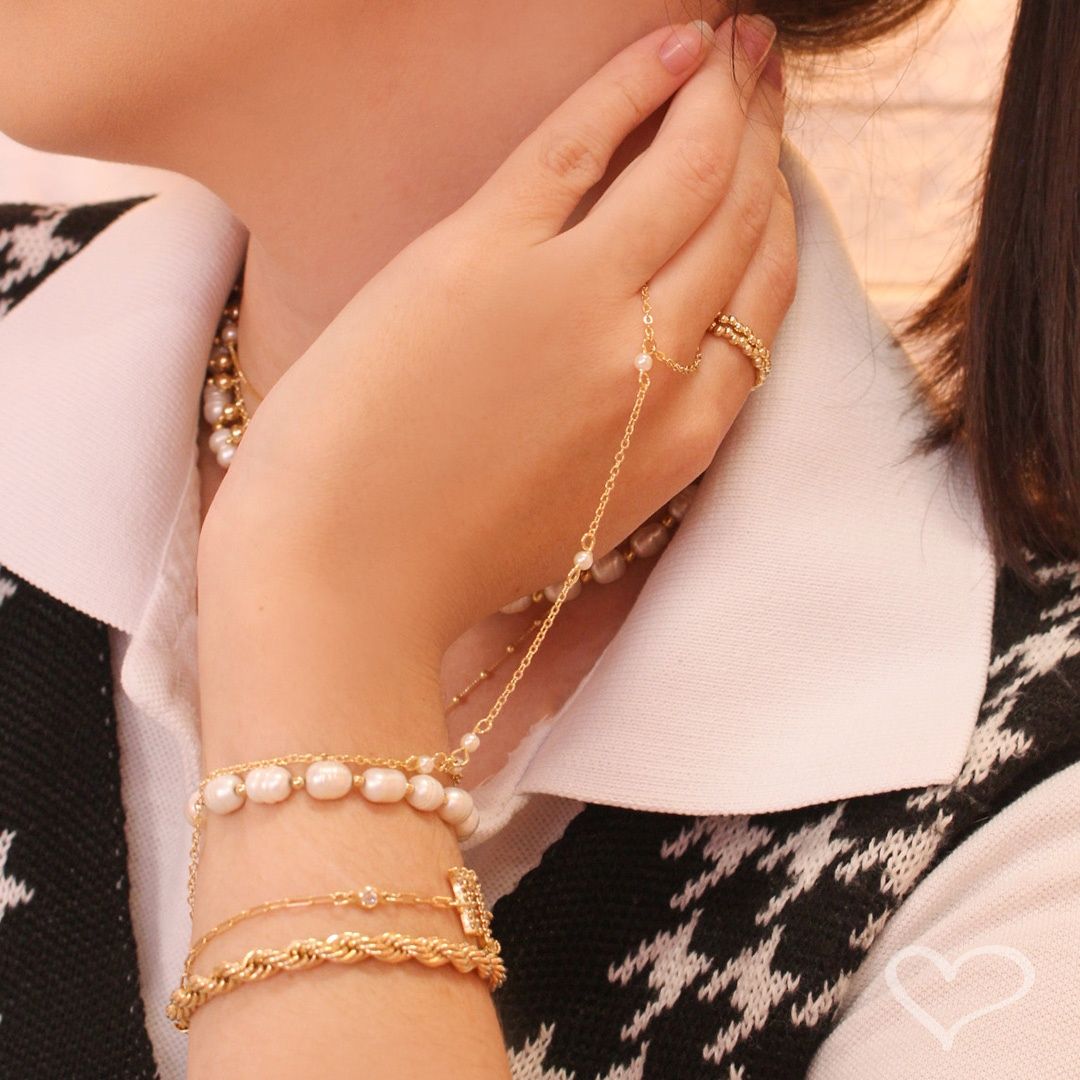 Pulseira de Mão Cora Pérolas Folheada a Ouro 18k