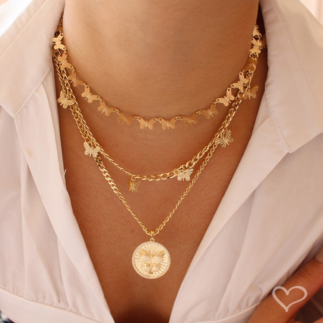 Colar Silvia Medalha Borboleta o que Não Te Desafia Não Te Transforma Folheado a Ouro 18k