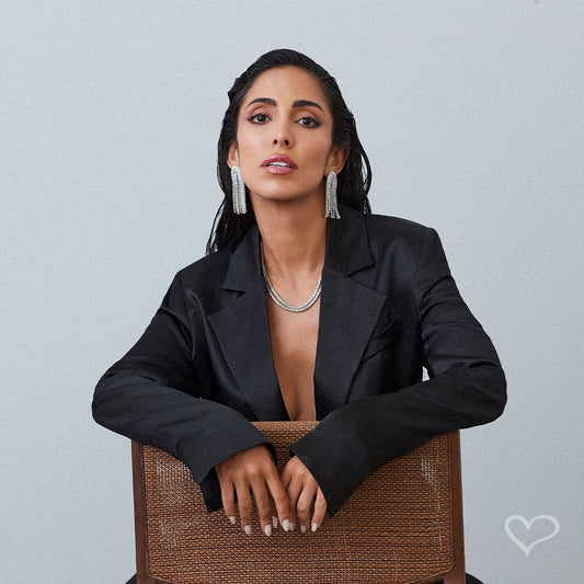 Brinco Scarlet Semi Oval Franjas Zircônias Folheado em Ródio Branco