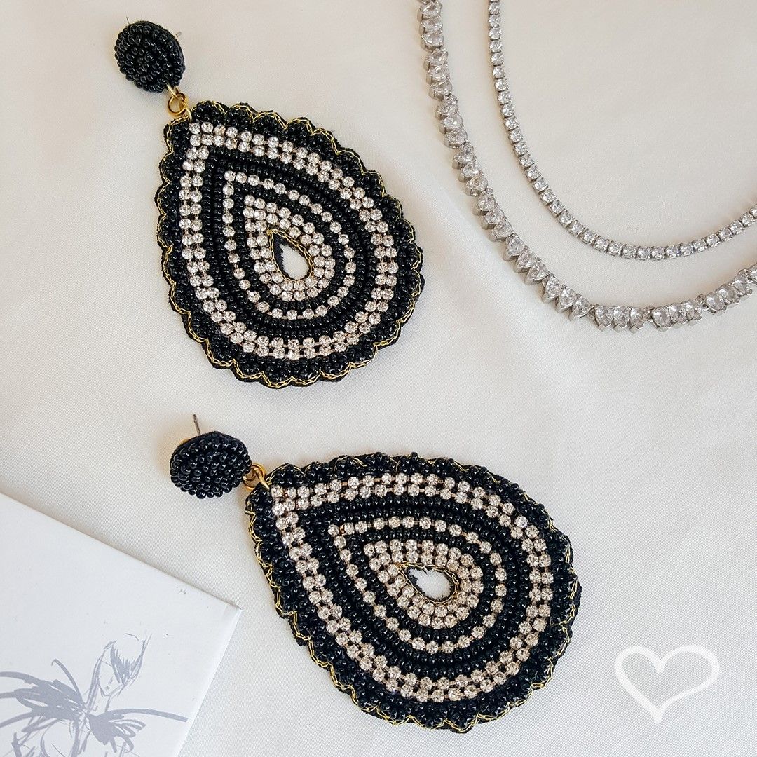 Brinco Gota Léah Miçangas Preto e Strass