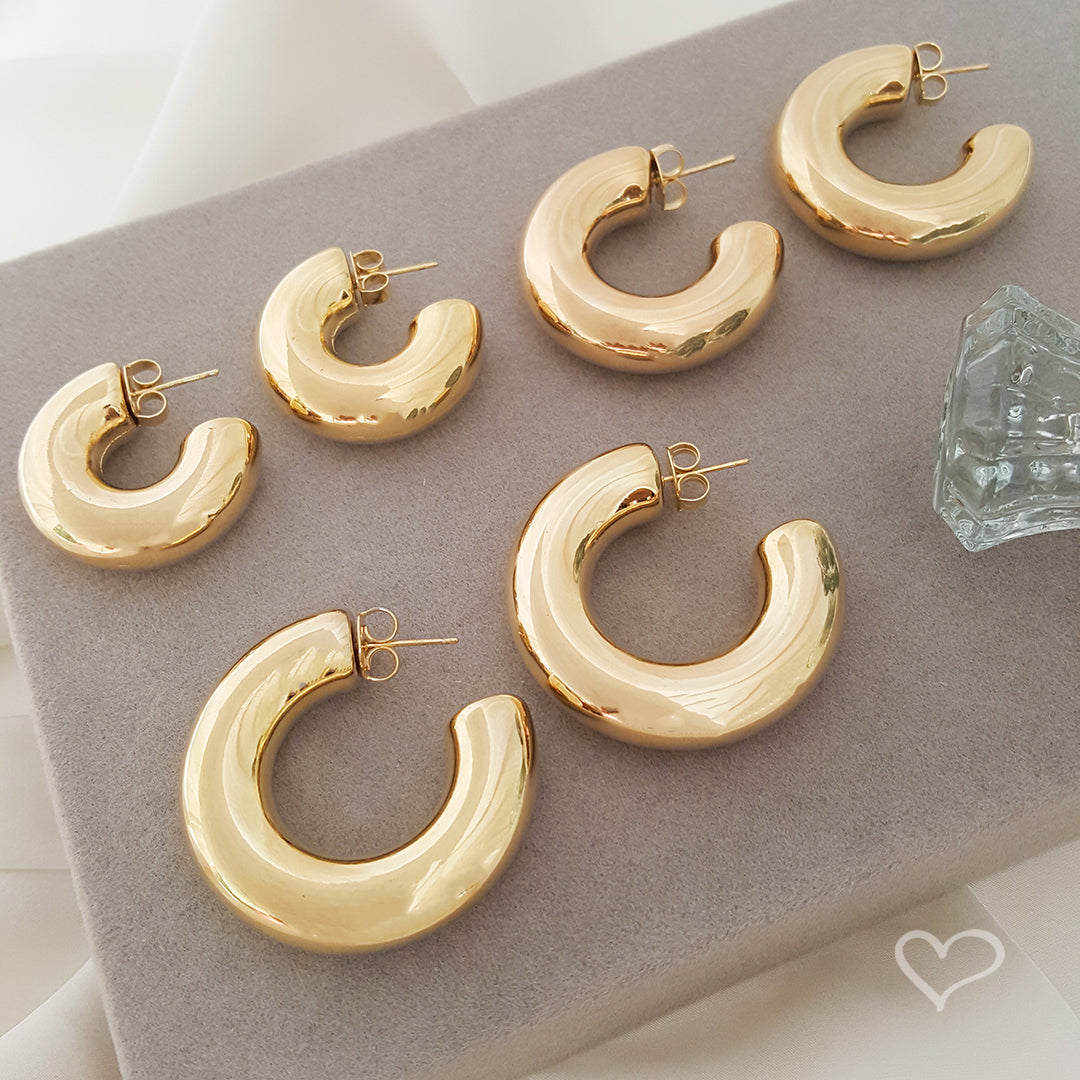 Brinco de Argola Tubo G Ariel Folheado a Ouro 18k