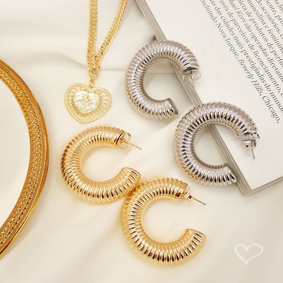 Brinco de Argola Tubo Espiral G Lila Folheado a Ouro 18k