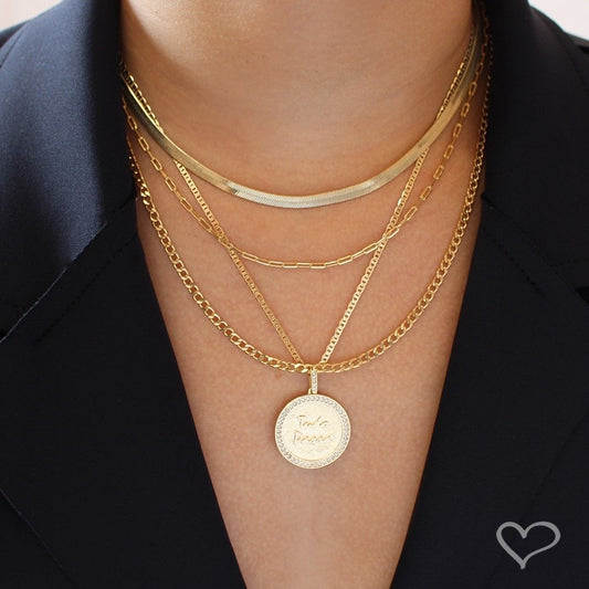 Colar Asha Medalha Tudo Passa Zircônias Folheado a Ouro 18k