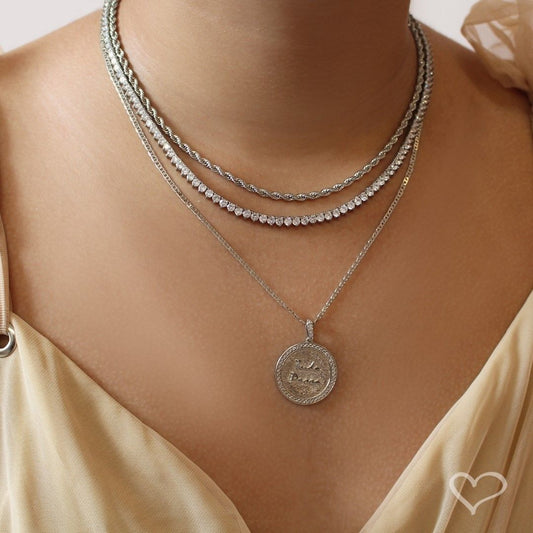 Colar Asha Medalha Tudo Passa Zircônias Folheado em Ródio Branco