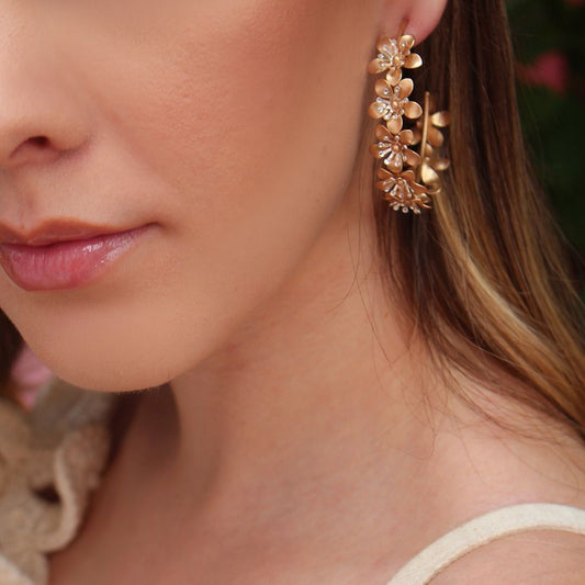 Brinco de Argola Flor Íris Dourado