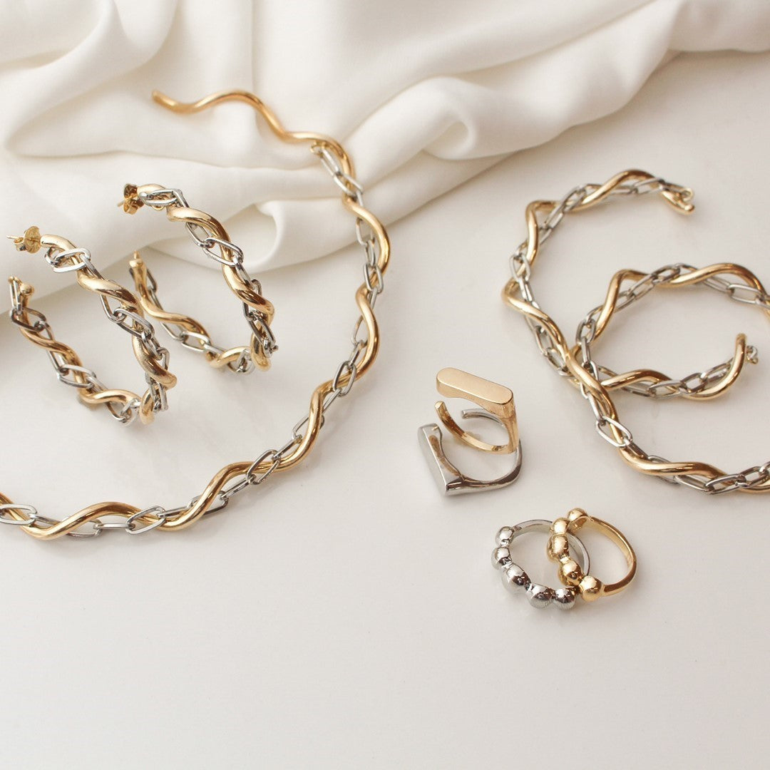 Gargantilha Torcida Elos Hanna Folheado a Ouro e Ródio Branco