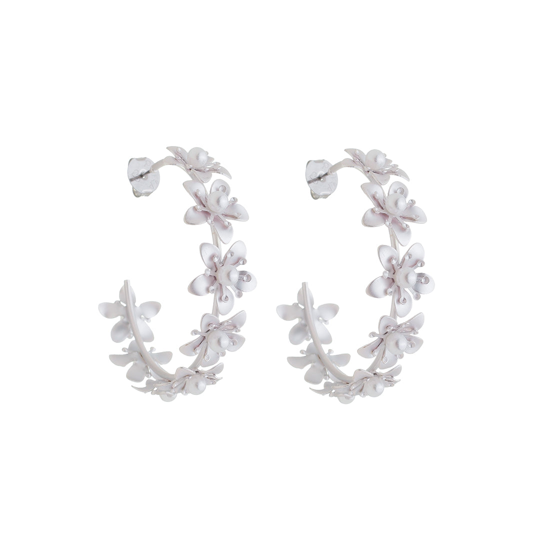 Brinco de Argola Flor Lírio Prata e Pérolas