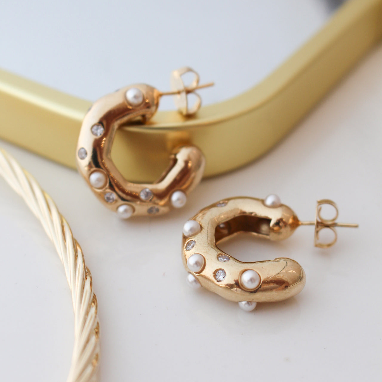 Brinco de Argola Yumi Pérolas e Zircônias Folheado a Ouro 18k