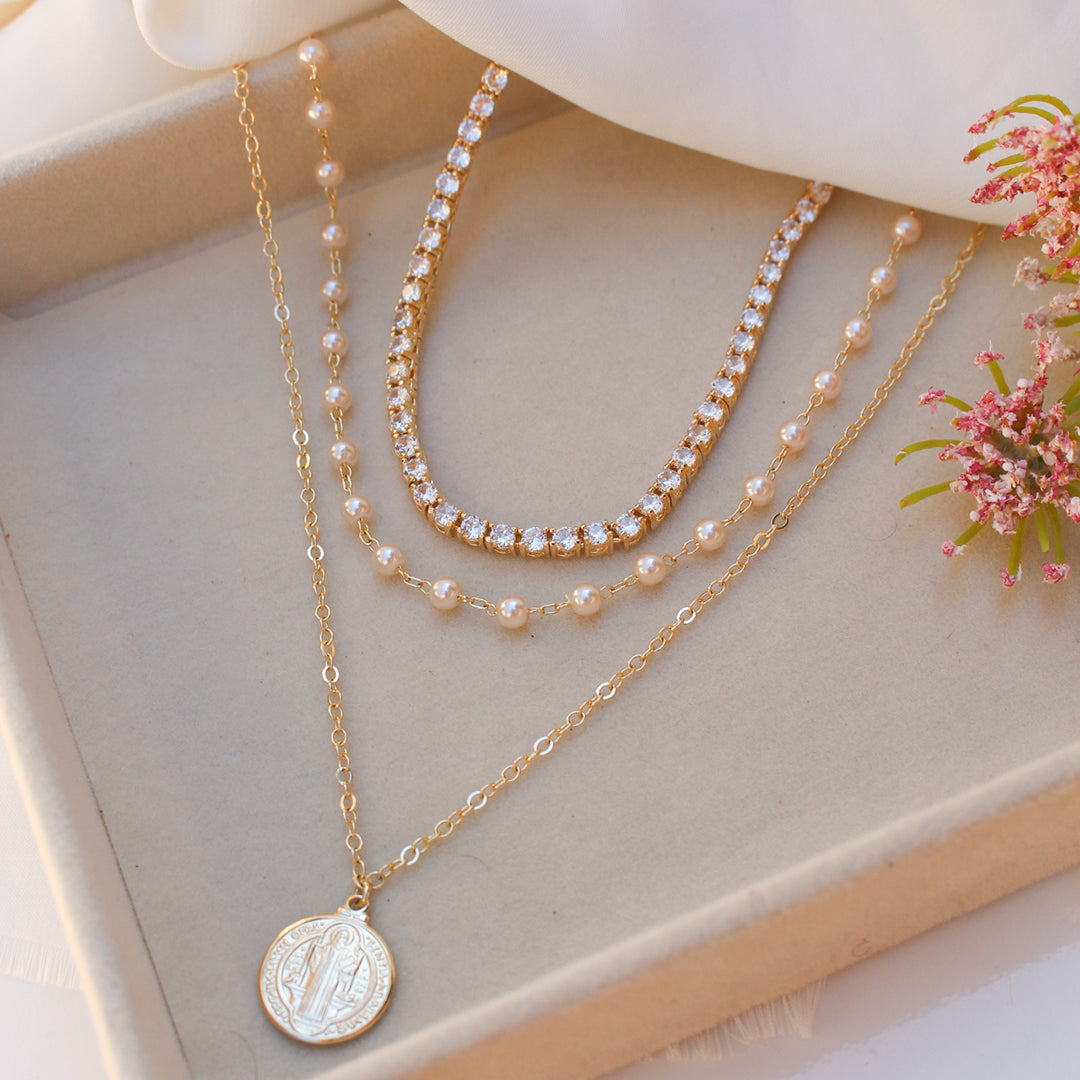 Colar de Pérolas Medalha São Bento Folheado a Ouro 18k