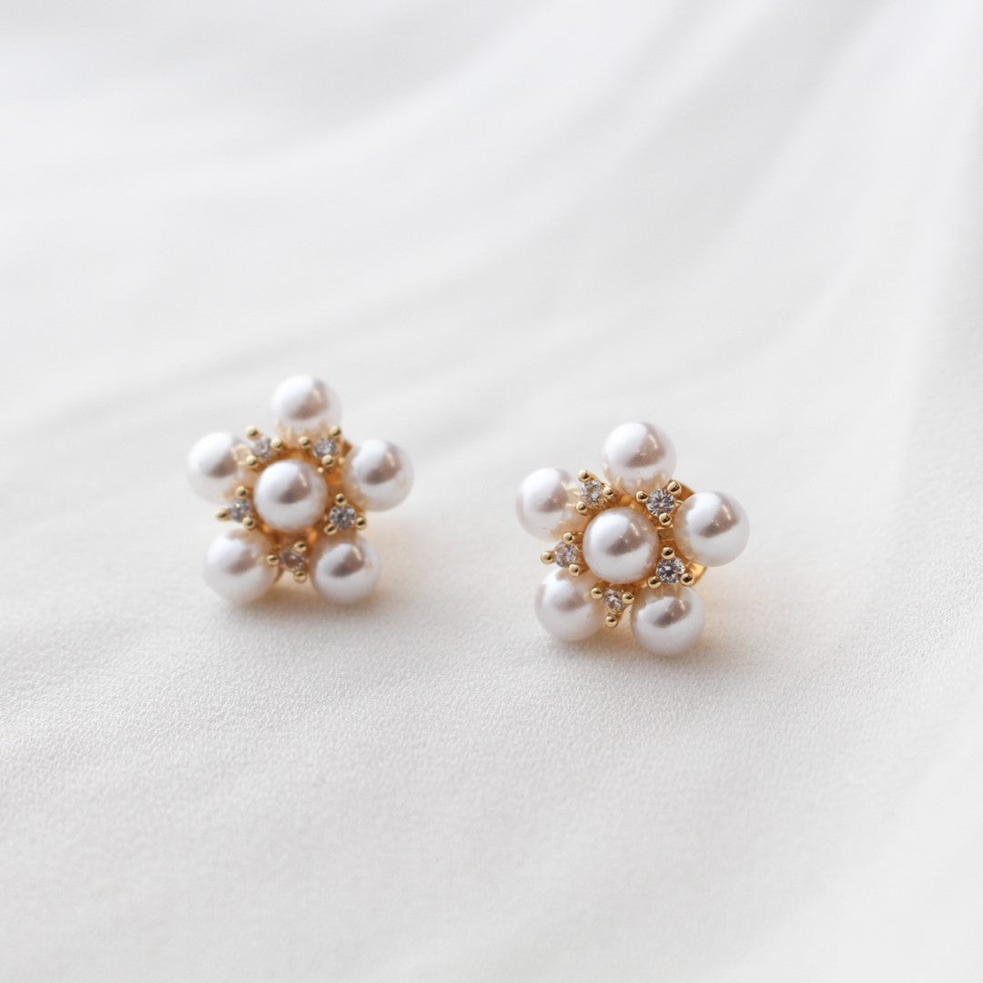 Brinco Flor Suzy Pérolas Zircônias Folheado a Ouro 18k