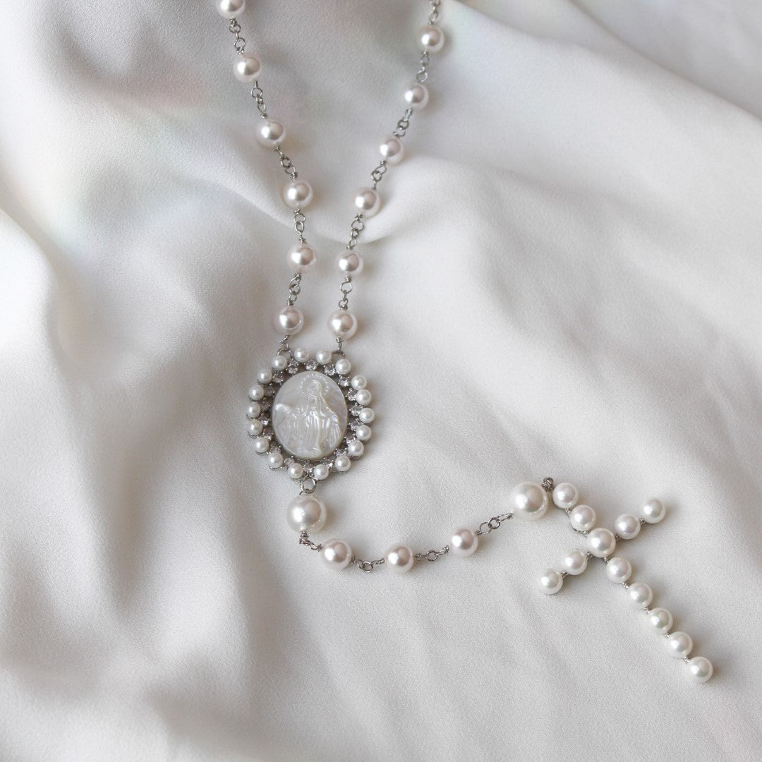 Terço Nossa Senhora das Graças Pérolas Shell Folheado em Ródio Branco