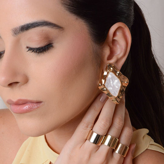 Brinco Losango Luana Resina Madrepérola Dourado