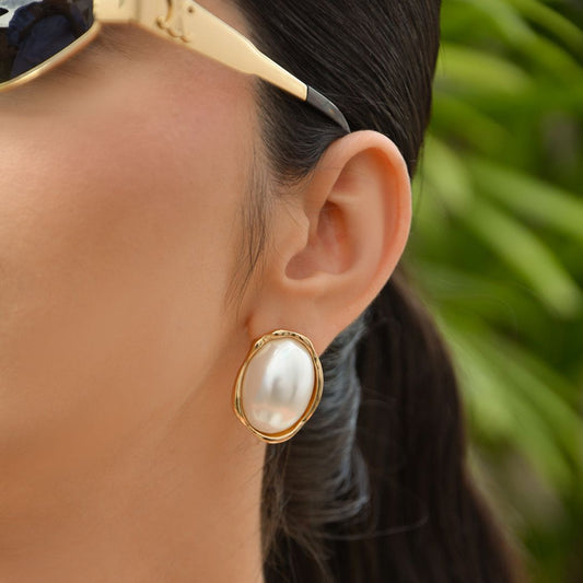 Brinco Botão Oval Marilia Resina Madrepérola Dourado