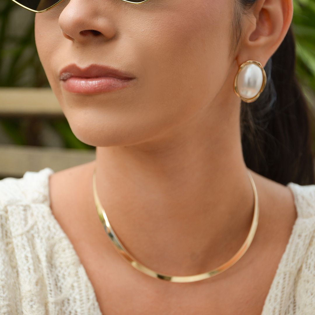 Brinco Botão Oval Marilia Resina Madrepérola Dourado
