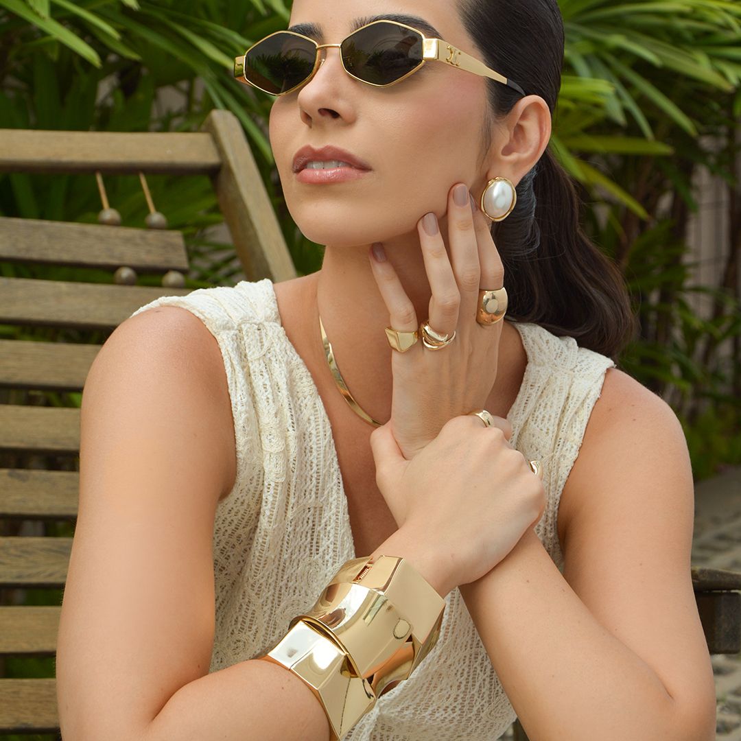 Brinco Botão Oval Marilia Resina Madrepérola Dourado