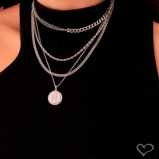 Colar Medalha Thassia Letra Nome Zircônias Folheado em Ródio Branco - Piuka