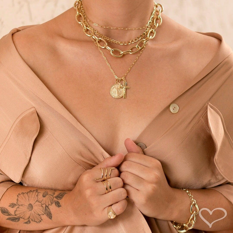 Colar Longo Medalha Martha Amuletos Folheado a Ouro 18k