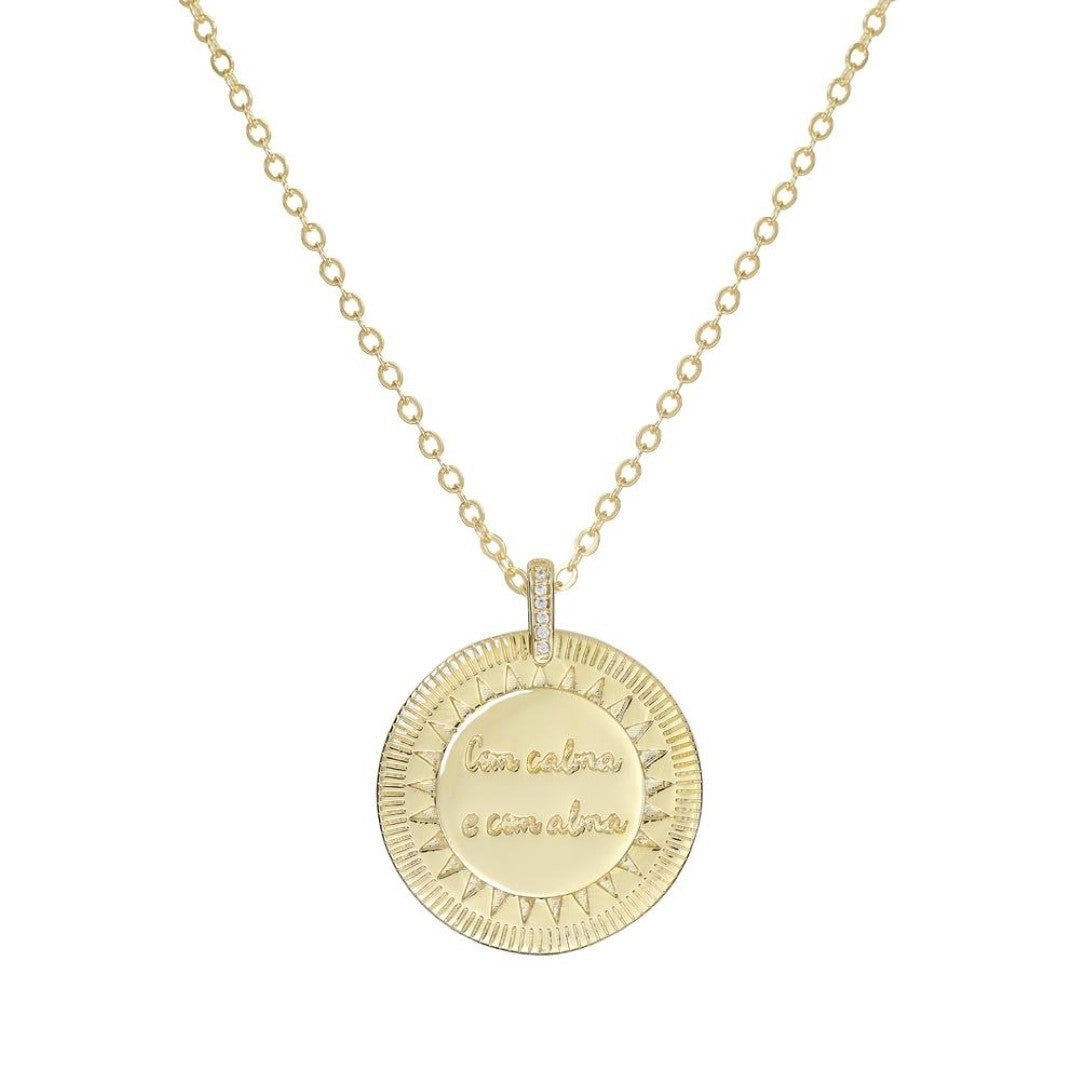 Colar Longo Medalha Vintage com Calma e com Alma Folheado a Ouro 18k