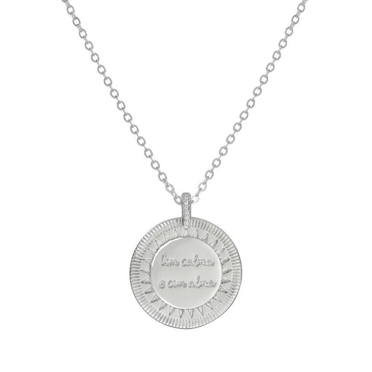 Colar Longo Medalha Vintage com Calma e com Alma Folheado em Ródio Branco