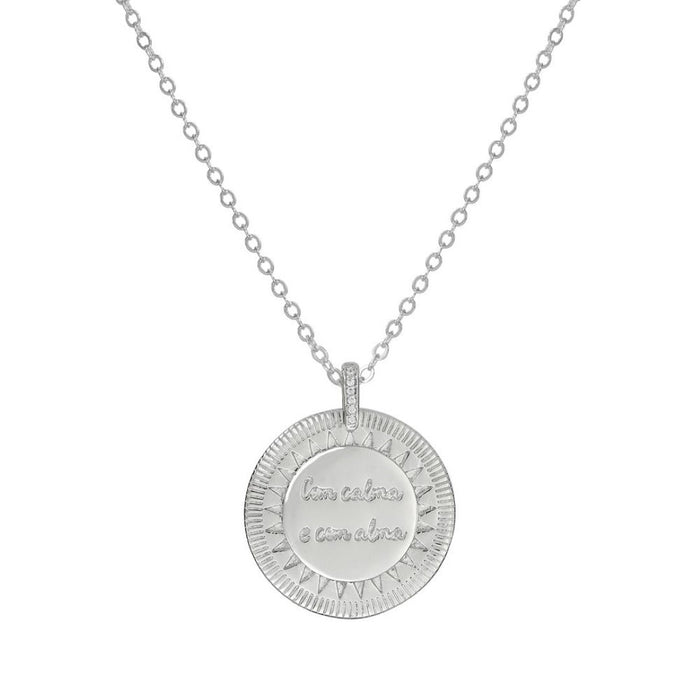 Colar Longo Medalha Vintage com Calma e com Alma Folheado em Ródio Branco