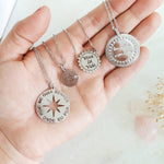 Colar Longo Medalha Hooponopono Vintage Folheado em Ródio Branco