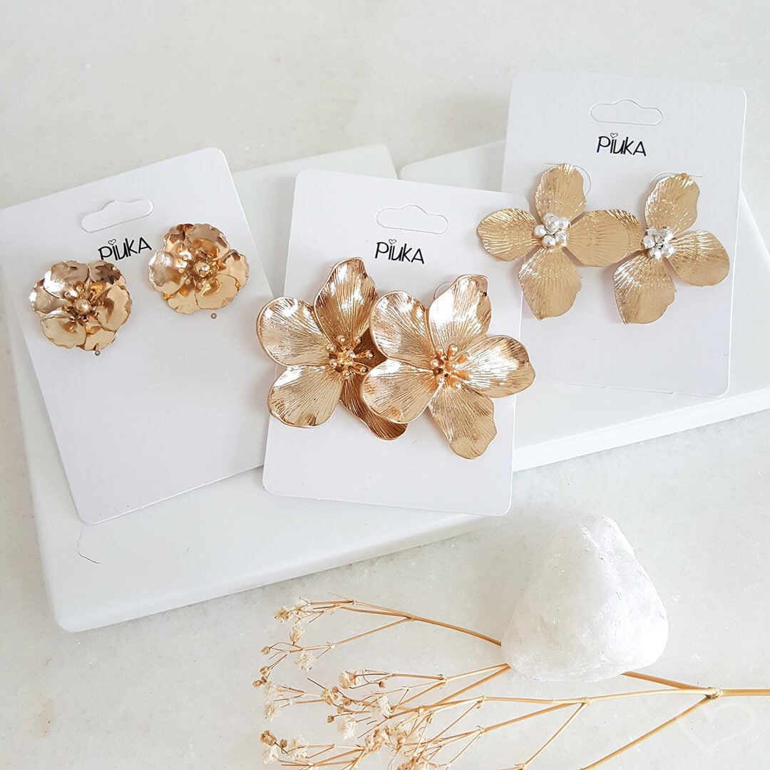 Brinco Piuka Flor Magnólia Dourado