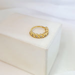 Piercing de Furo Piuka Argola Torção 8mm Manu Pontos de Luz Zircônias Dourado