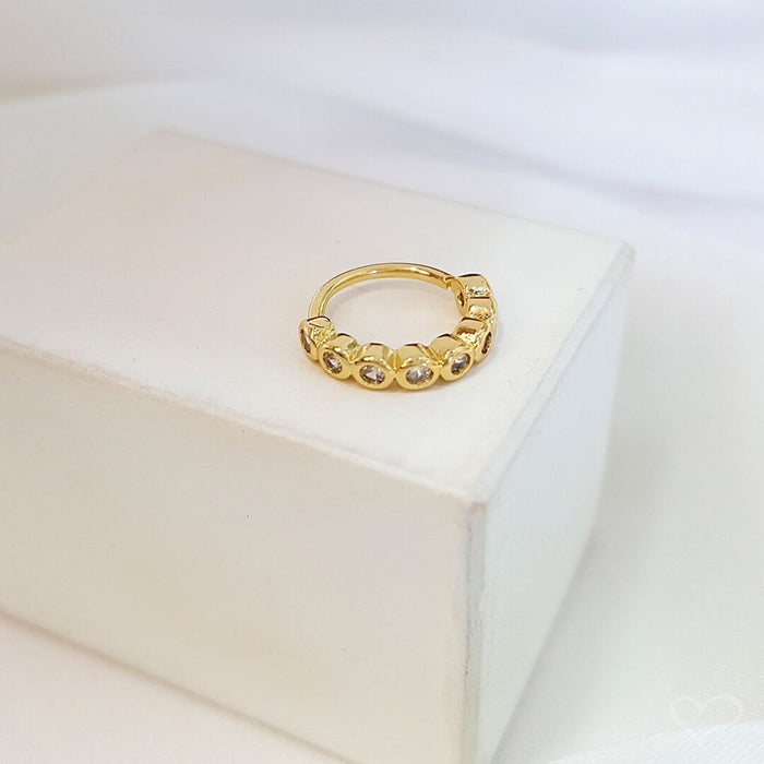 Piercing de Furo Piuka Argola Torção 8mm Manu Pontos de Luz Zircônias Dourado