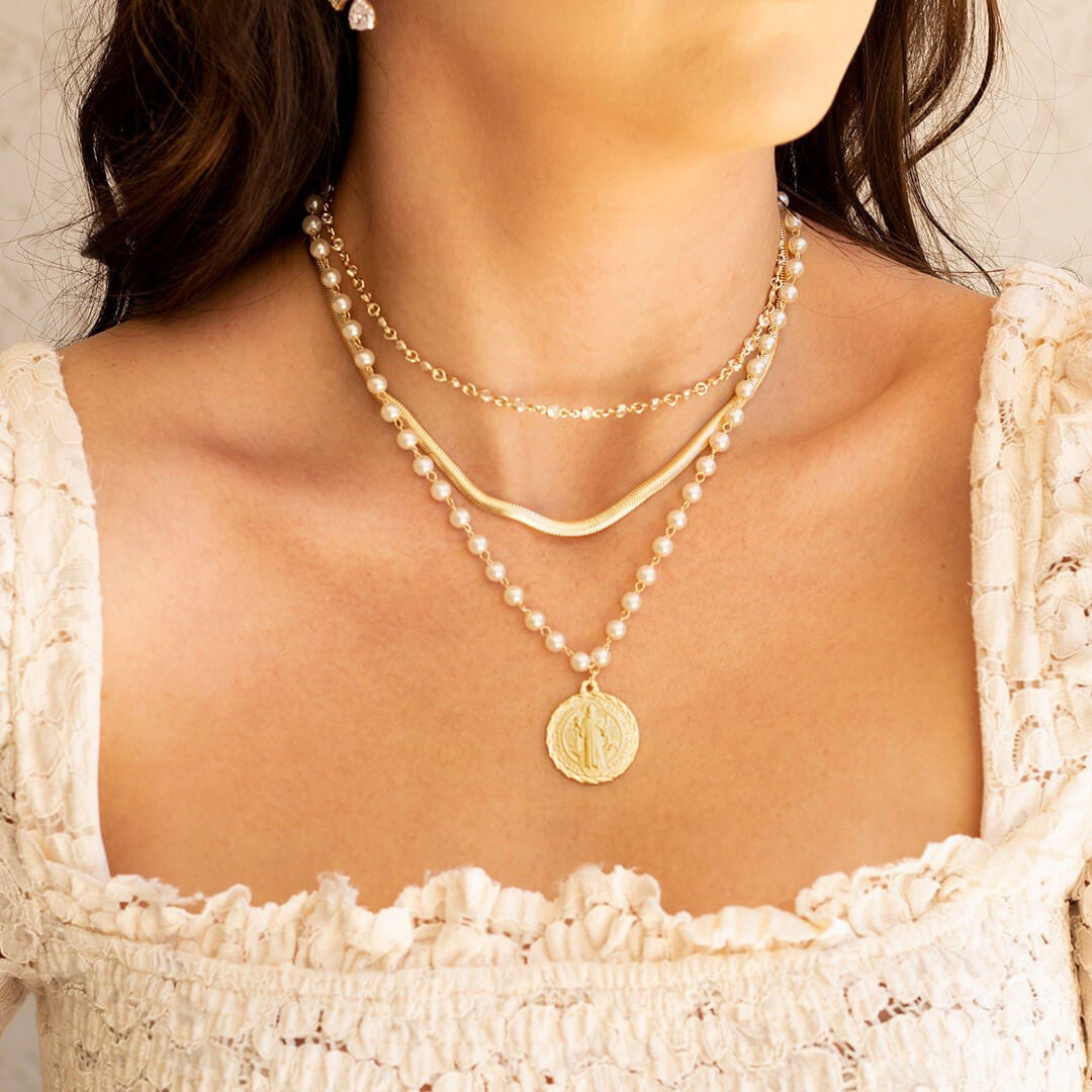 Choker Medalha São Bento Pérolas Folheado a Ouro 18k