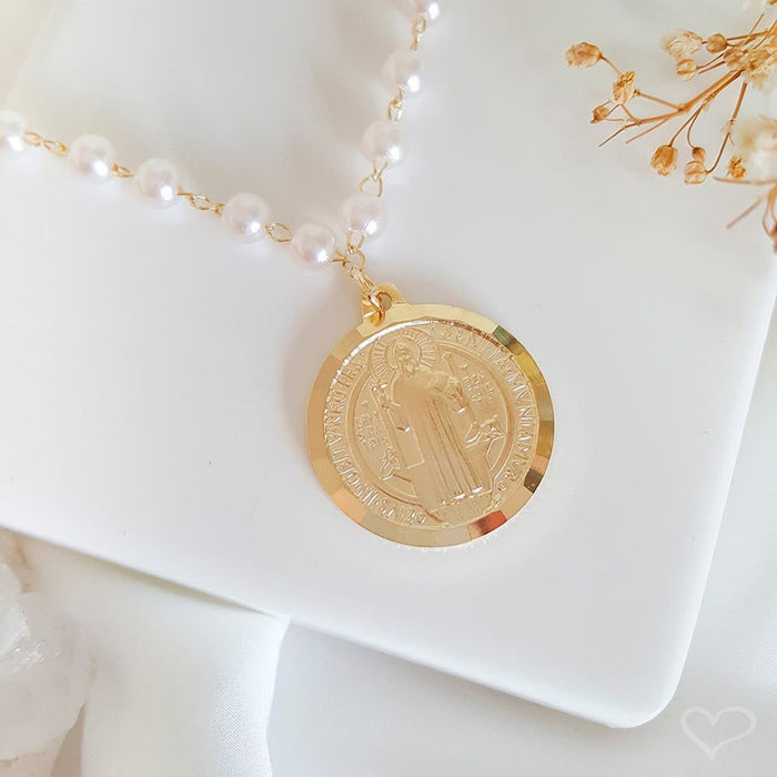 Choker Medalha São Bento Pérolas Folheado a Ouro 18k