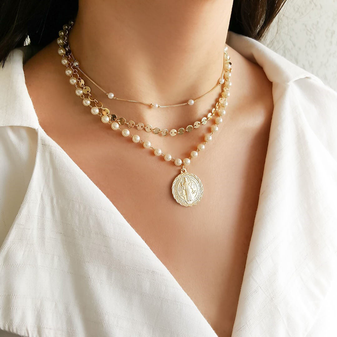 Choker Medalha São Bento Pérolas Folheado a Ouro 18k