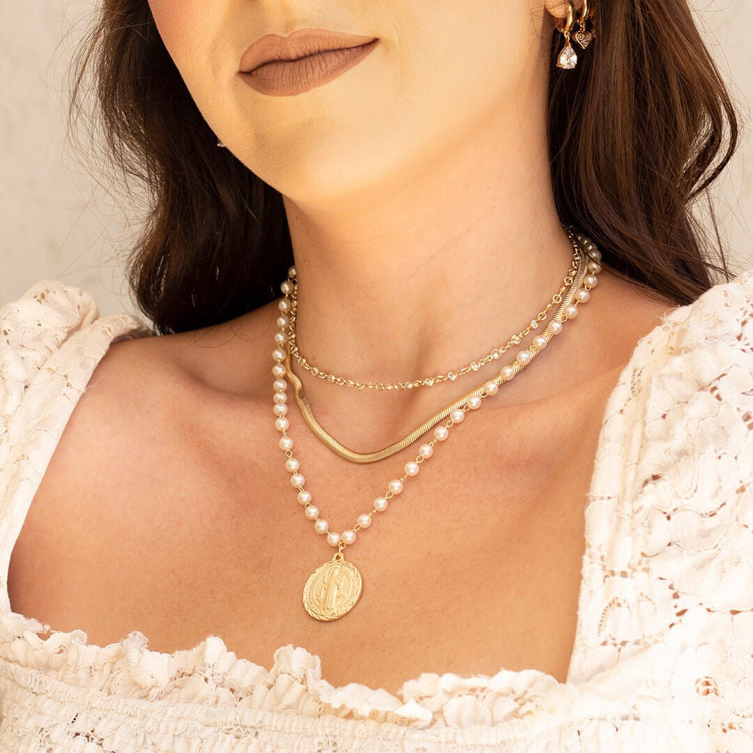 Choker Medalha São Bento Pérolas Folheado a Ouro 18k