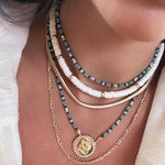 Colar Feminino Medalha Magic Lucky Strong Cristais Folheado a Ouro 18k