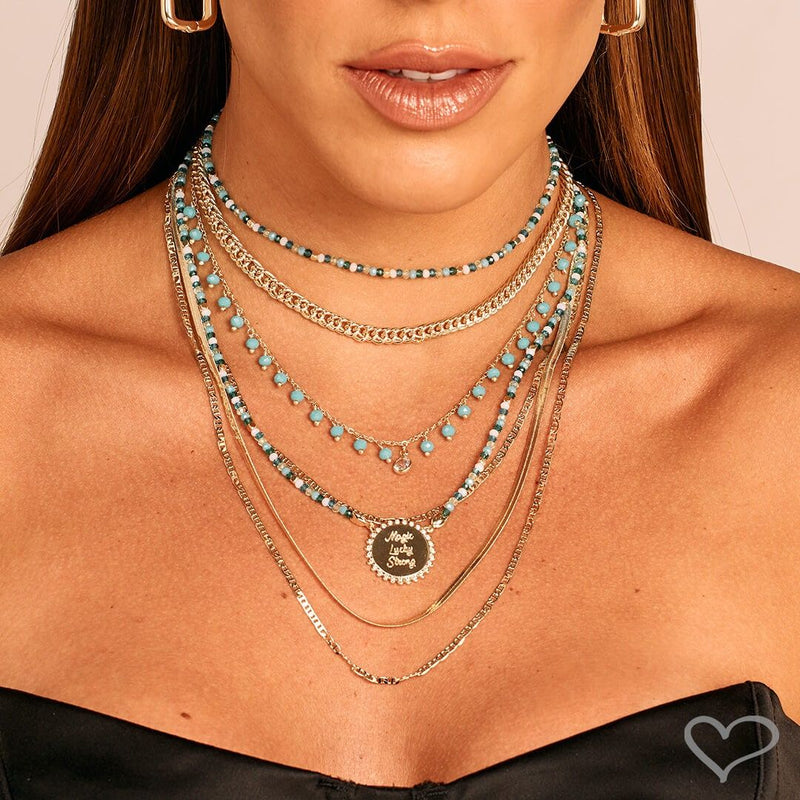 Colar Feminino Medalha Magic Lucky Strong Cristais Folheado a Ouro 18k