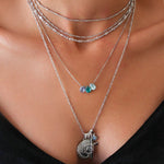 Colar Longo Medalha Martha Amuletos Folheado em Rodio Branco