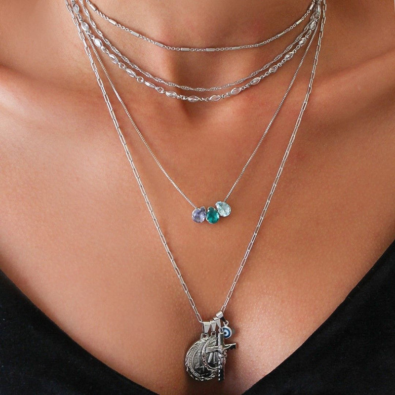 Colar Longo Medalha Martha Amuletos Folheado em Rodio Branco